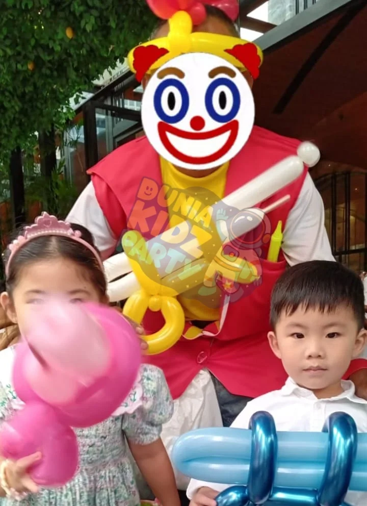 Balloon Magic at a kids birthday party by Dunia Kidz Party