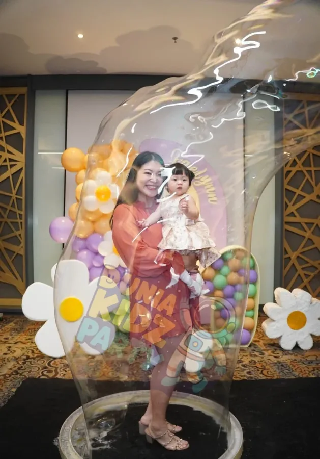 Ibu dan anak menikmati bubble show raksasa di pesta ulang tahun