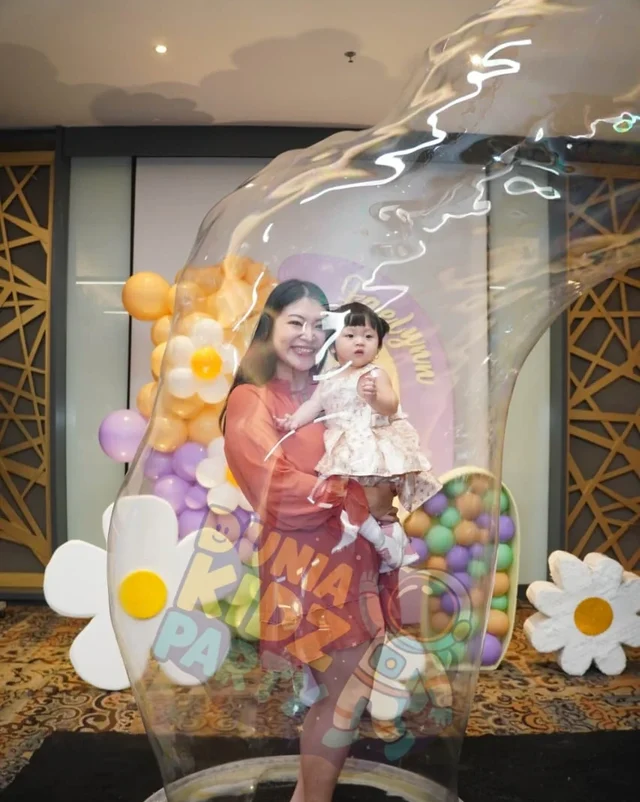 Ibu dan anak menikmati bubble show raksasa di pesta ulang tahun