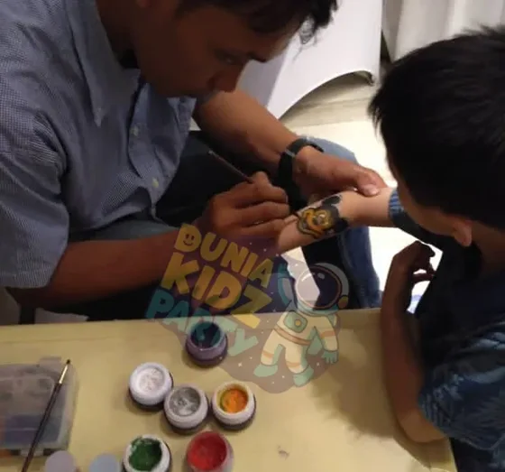 Sesi face painting untuk anak di pesta ulang tahun