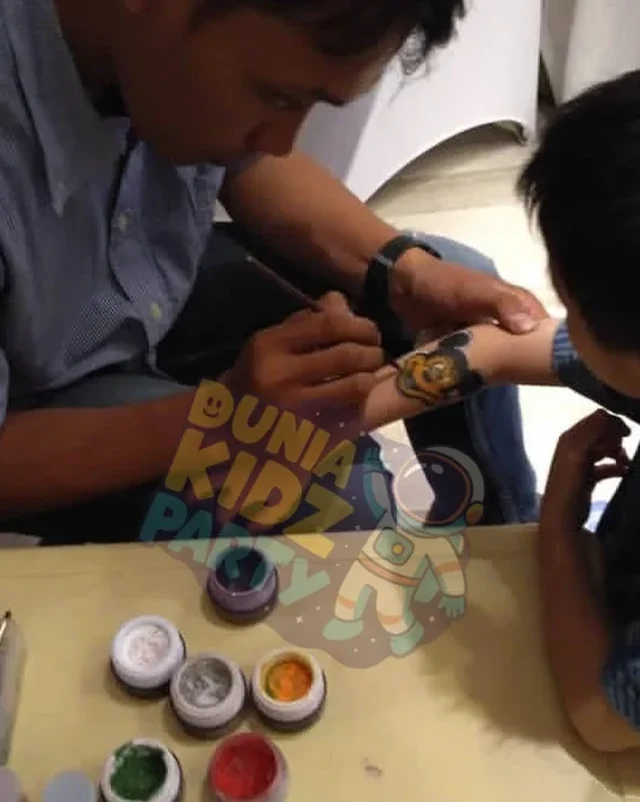 Face painting motif harimau di tangan anak