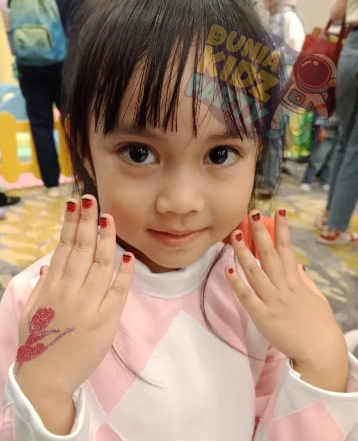 Hasil glitter tattoo warna-warni di tangan anak