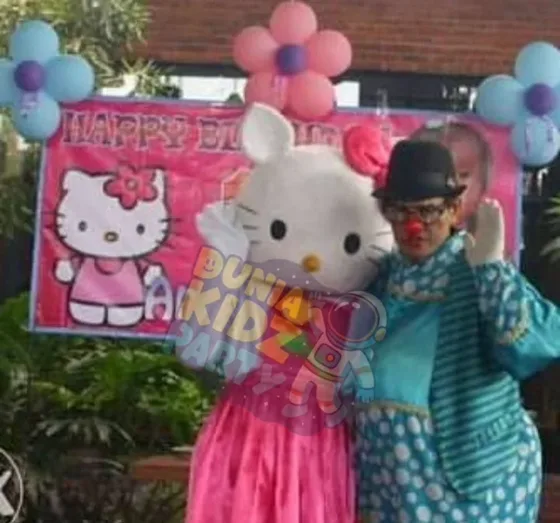 Anak foto bersama karakter kostum Hello Kitty di pesta ulang tahun