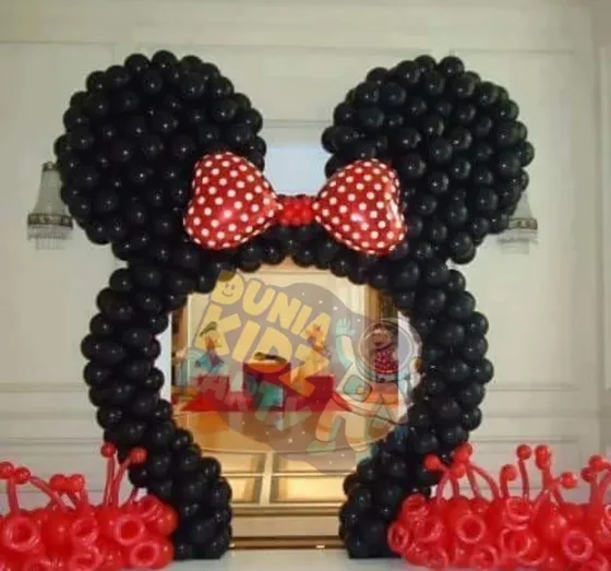 Dekorasi balon berbentuk kepala Minnie Mouse untuk pesta ulang tahun