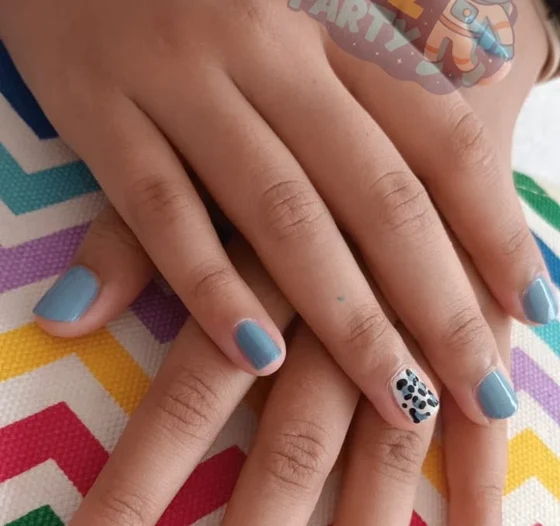 Hasil nail art warna-warni untuk anak di pesta ulang tahun
