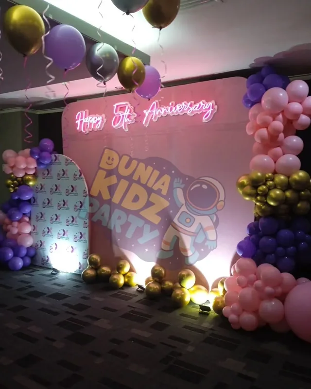 Backdrop lengkung dengan lampu neon pink untuk pesta ulang tahun